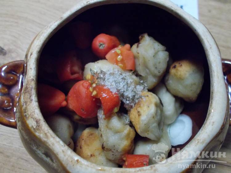 Пельмени в горшочках в духовке с луком и помидорами