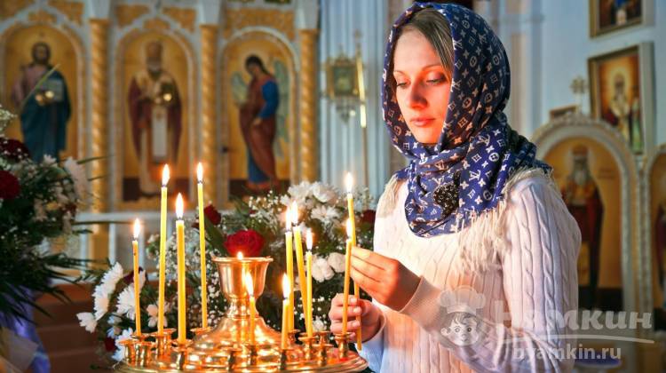 Посещение церкви: каких правил стоит придерживаться, куда ставить свечу за здравие или за упокой, как помянуть усопшего