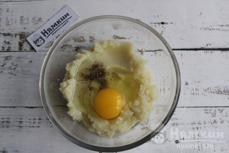 Картофельный рулет с сыром и вареными яйцами в духовке - фото шаг 4