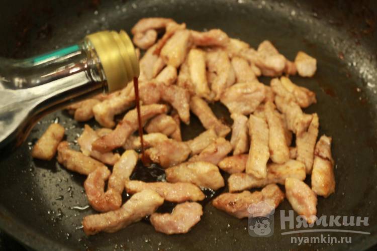Свинина в сметанном соусе на сковороде - рецепт с фото пошагово