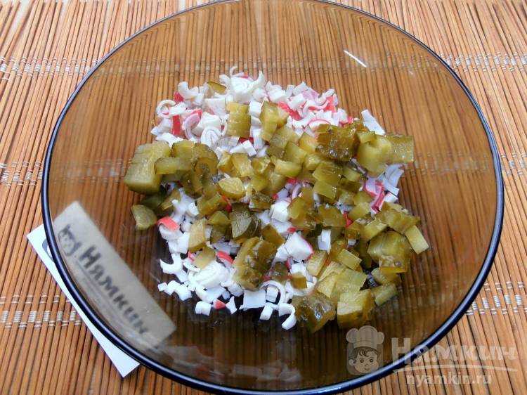 Салат из крабовых палочек с кукурузой и яйцом вареным