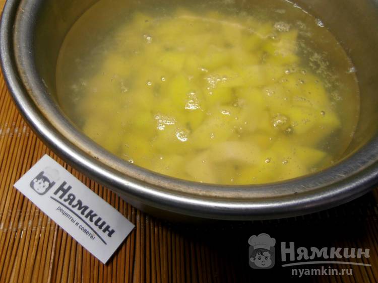 Зимний суп из белой фасоли с полукопченой колбасой
