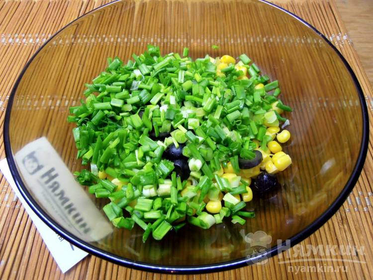 Салат из тунца с кукурузой и оливками