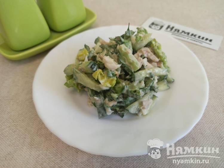 Салат с пекинской капустой и вареной курицей: легкий рецепт