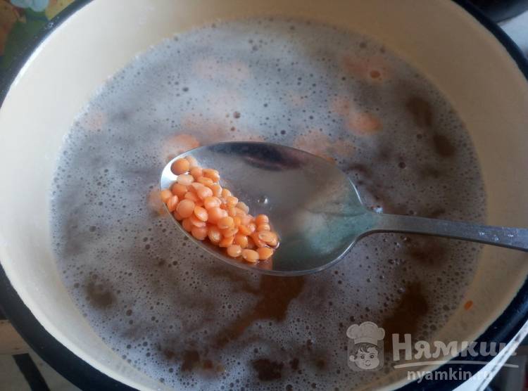 Сытный суп из бараньих рёбрышек с чечевицей