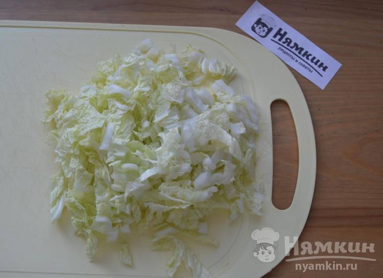 Салат с консервированным тунцом, помидорами и грибами  - фото шаг 2