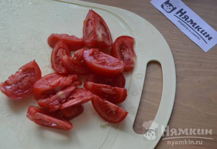 Салат с консервированным тунцом, помидорами и грибами  - фото шаг 4