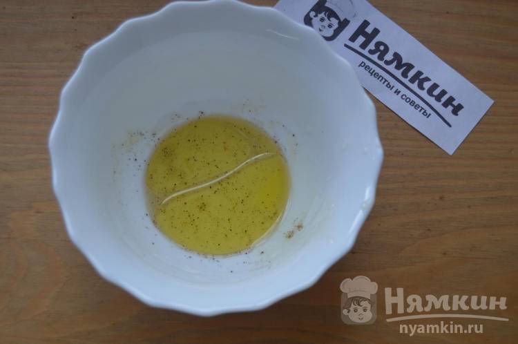 Салат с консервированным тунцом, помидорами и грибами  - фото шаг 5