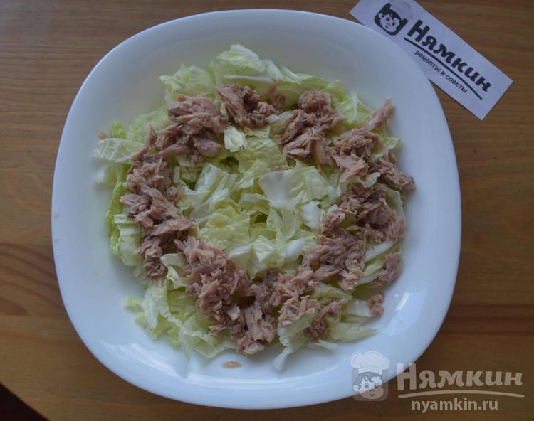 Салат с консервированным тунцом, помидорами и грибами  - фото шаг 7