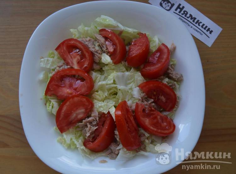 Салат с консервированным тунцом, помидорами и грибами  - фото шаг 8