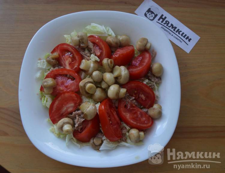 Салат с консервированным тунцом, помидорами и грибами  - фото шаг 9