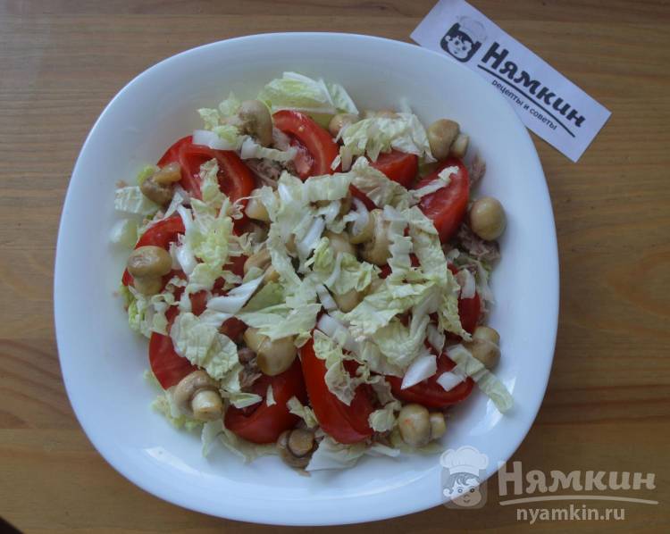 Салат с консервированным тунцом, помидорами и грибами  - фото шаг 10
