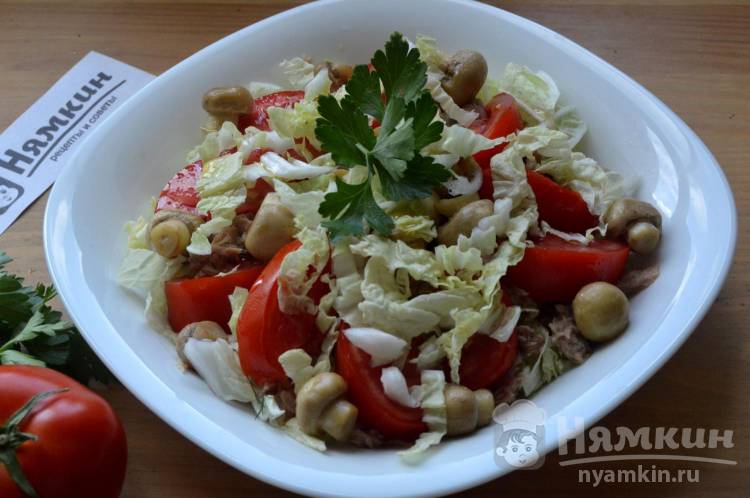 Салат с консервированным тунцом, помидорами и грибами  - фото шаг 12