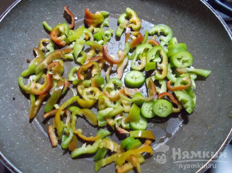 Яичница с кабачками, перцами и помидорами на сытный завтрак - фото шаг 1