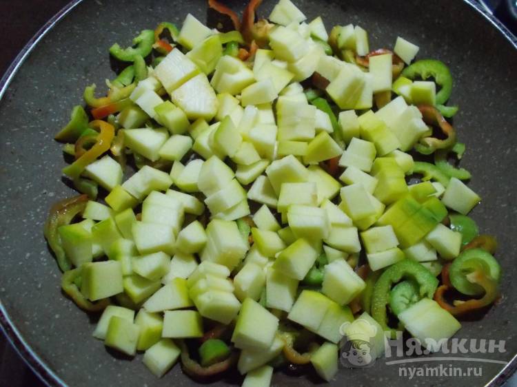 Яичница с кабачками, перцами и помидорами на сытный завтрак - фото шаг 2