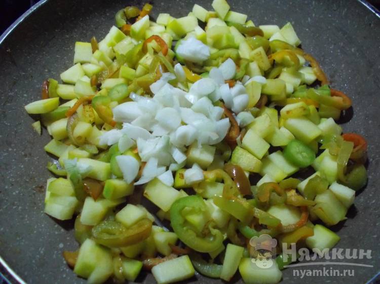 Яичница с кабачками, перцами и помидорами на сытный завтрак - фото шаг 3