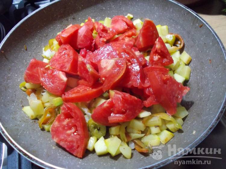 Яичница с кабачками, перцами и помидорами на сытный завтрак - фото шаг 4