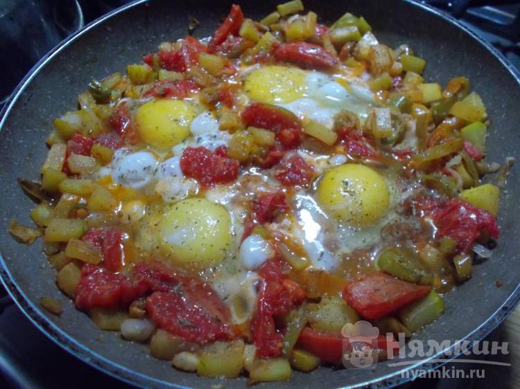 Яичница с кабачками, перцами и помидорами на сытный завтрак - фото шаг 5