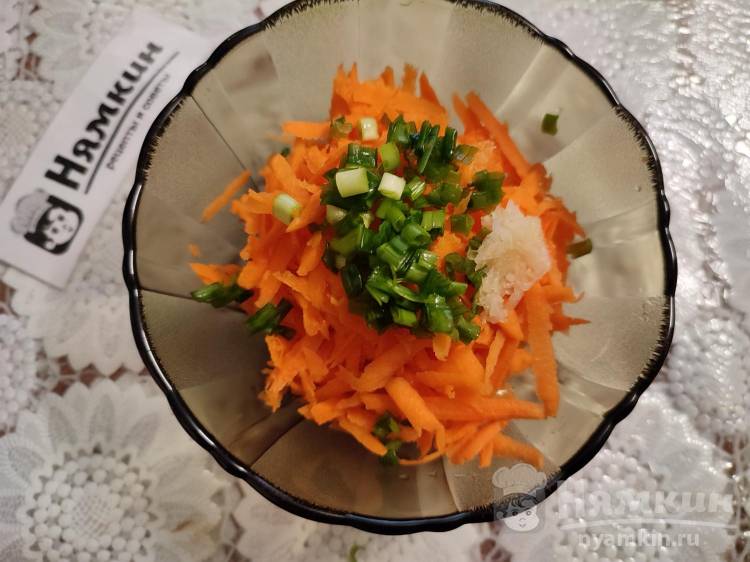 Простой салат морковка, сыр, чеснок, майонез