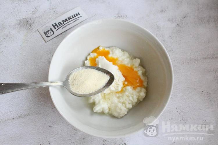 Творожные оладьи со сливочным сыром и яблоками на сковороде - фото шаг 4