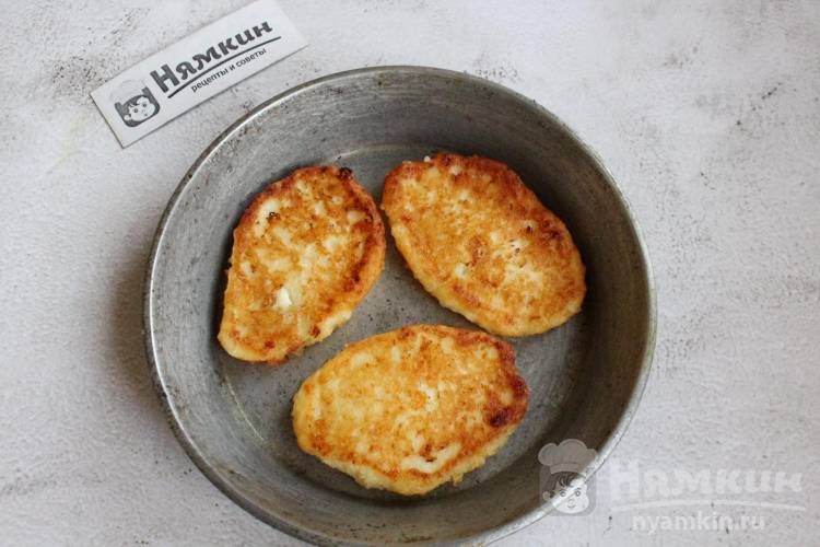 Творожные оладьи со сливочным сыром и яблоками на сковороде - фото шаг 7