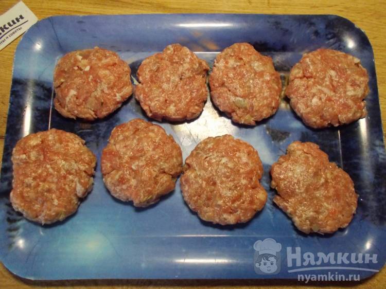 Картофельные драники со свиной котлетой на сковороде - фото шаг 4