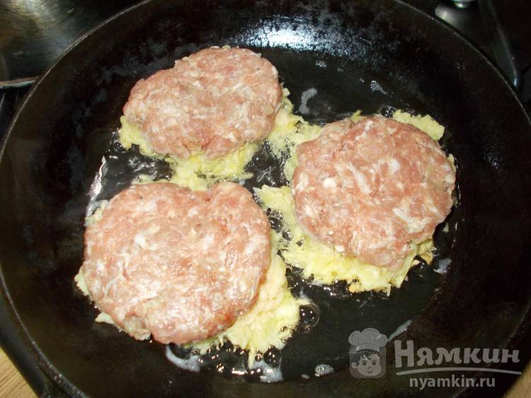 Картофельные драники со свиной котлетой на сковороде - фото шаг 8