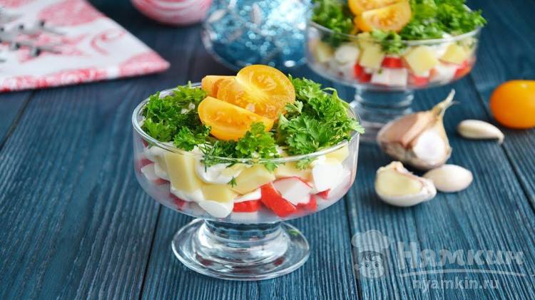 10 простых салатов из крабовых палочек на скорую руку