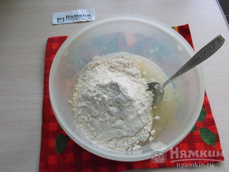 Дрожжевые пирожки с тушеной капустой в духовке - фото шаг 4