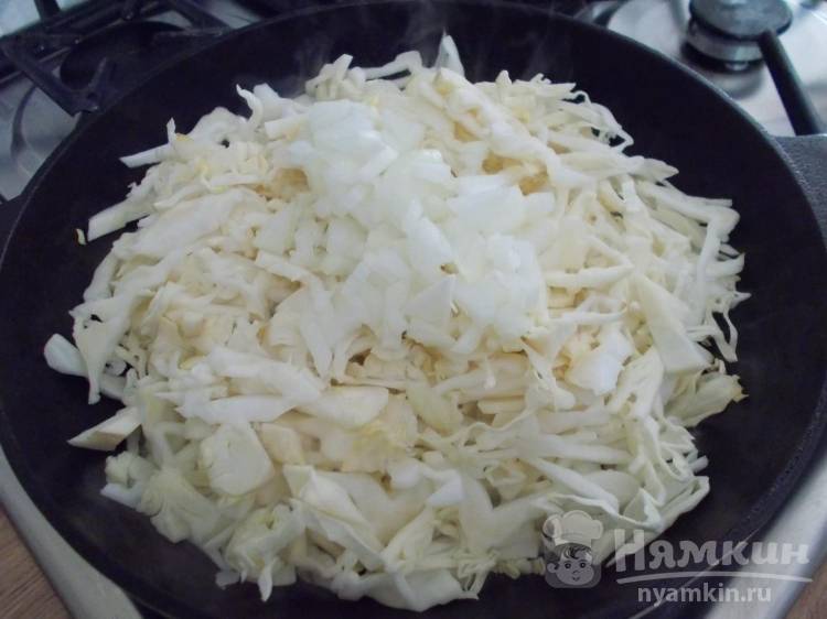 Дрожжевые пирожки с тушеной капустой в духовке - фото шаг 9