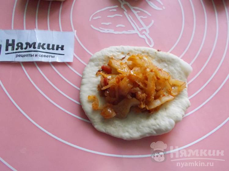 Дрожжевые пирожки с тушеной капустой в духовке - фото шаг 16