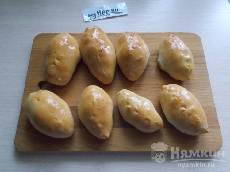 Дрожжевые пирожки с тушеной капустой в духовке - фото шаг 19