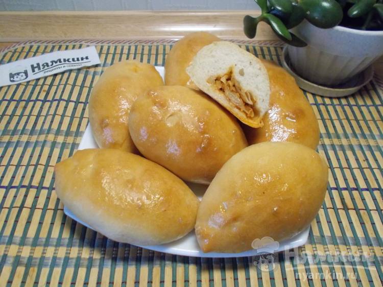 Дрожжевые пирожки с тушеной капустой в духовке - фото шаг 20