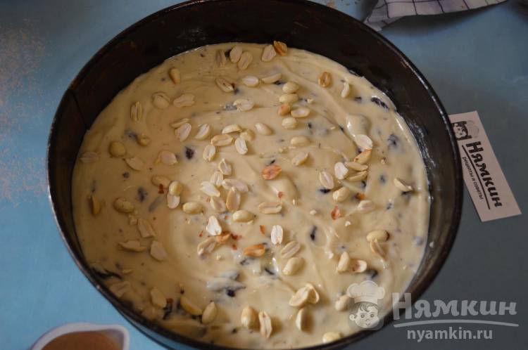 Пирог на кефире с изюмом и арахисом к чаю - фото шаг 9