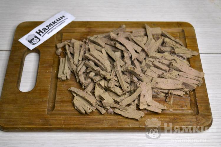 Салат из говяжьей печени, маринованных огурцов и жареного лука Пассажирский - фото шаг 2