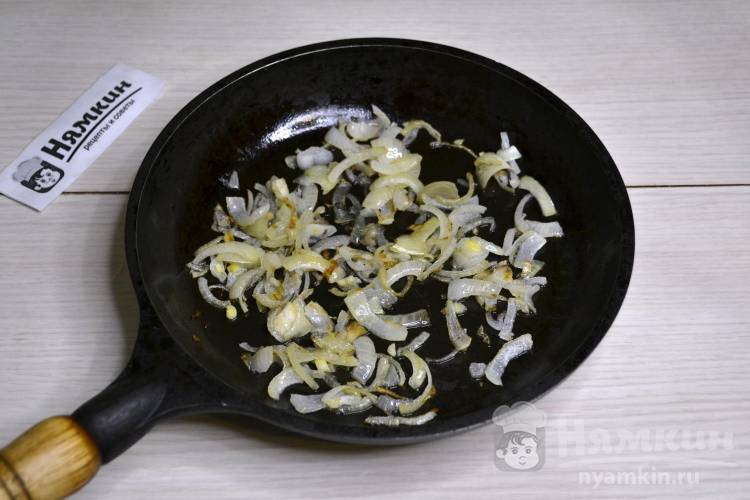 Салат из говяжьей печени, маринованных огурцов и жареного лука Пассажирский - фото шаг 4
