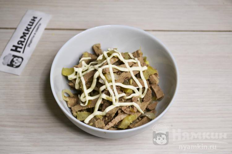 Салат из говяжьей печени, маринованных огурцов и жареного лука Пассажирский - фото шаг 7