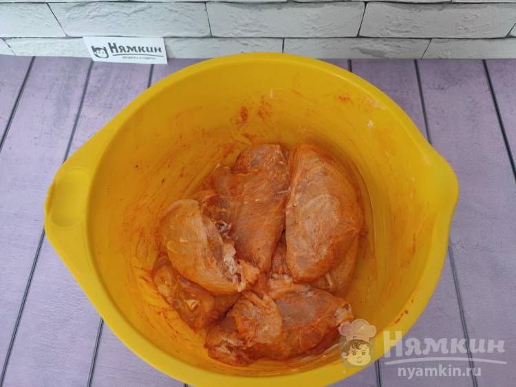 Жареная курица в сметане с паприкой на сковороде - фото шаг 2
