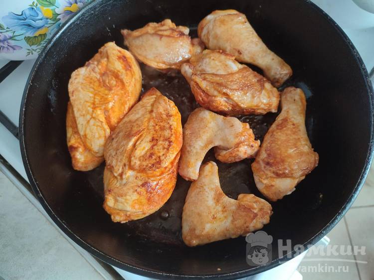 Курица в сметане с сыром на сковороде
