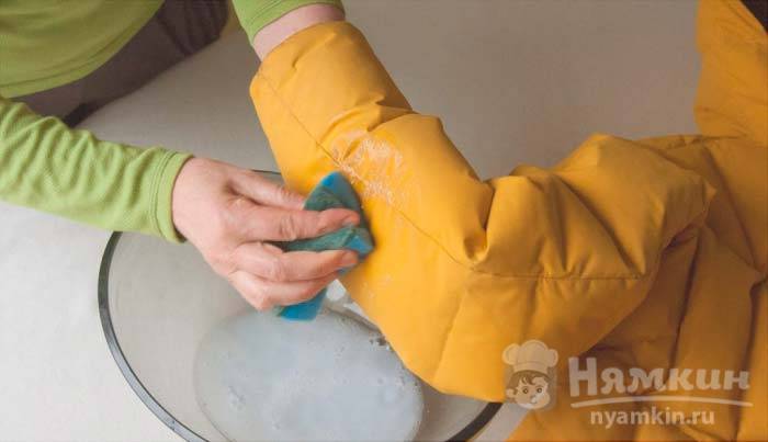Как почистить грязные и засаленные рукава куртки