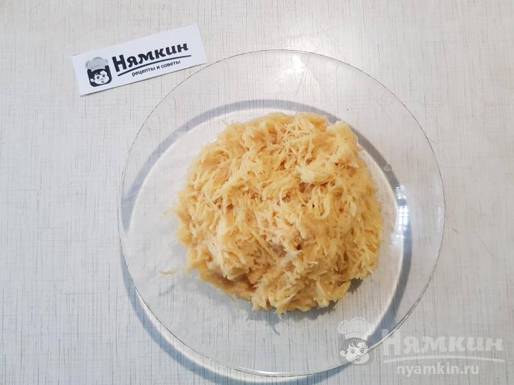 Нежные котлеты из фарша индейки и картофеля на сковороде - фото шаг 2