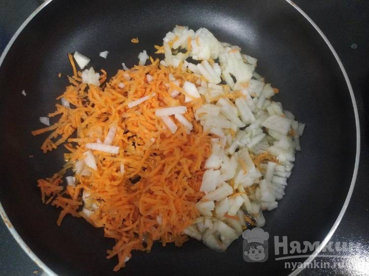 Домашние тонкие блинчики с мясным фаршем - фото шаг 2