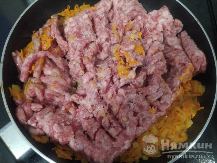 Домашние тонкие блинчики с мясным фаршем - фото шаг 3