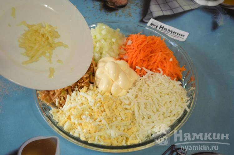 Французский салат с яблоками, морковью, луком, сыром и яйцом - фото шаг 9