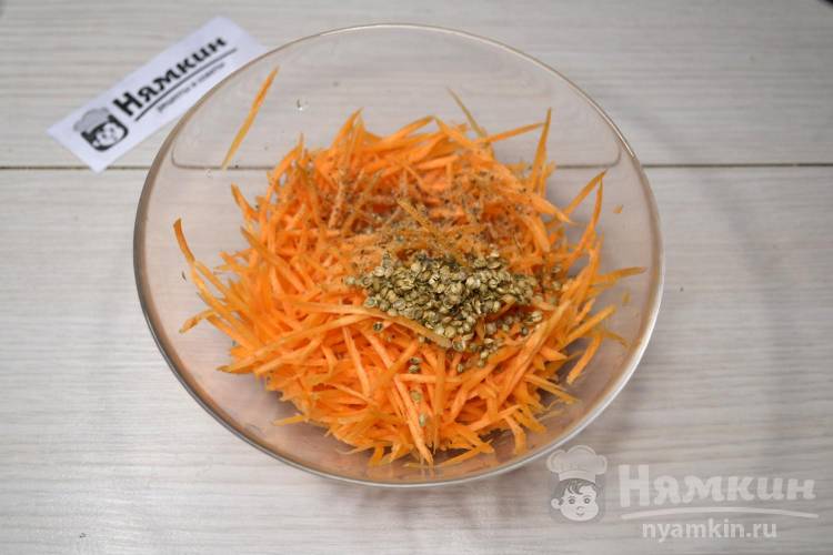 Салат из моркови и жареного арахиса - фото шаг 5