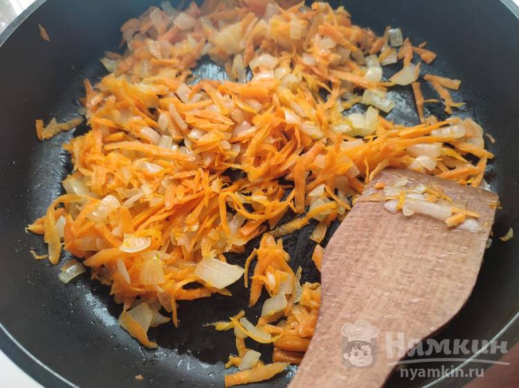Постные фаршированные перцы с рисом, луком и морковкой - фото шаг 3