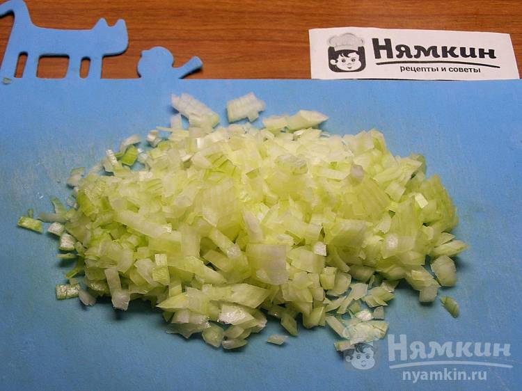 Биточки из куриного фарша и варёного картофеля на сковороде - фото шаг 2
