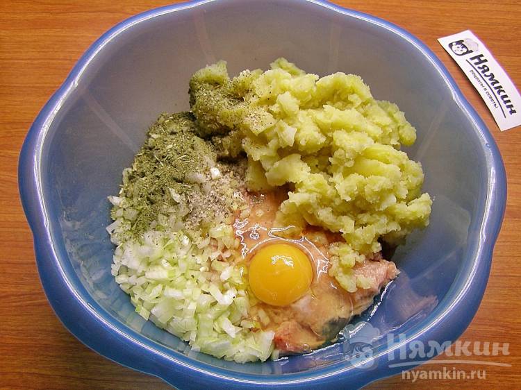 Биточки из куриного фарша и варёного картофеля на сковороде - фото шаг 3