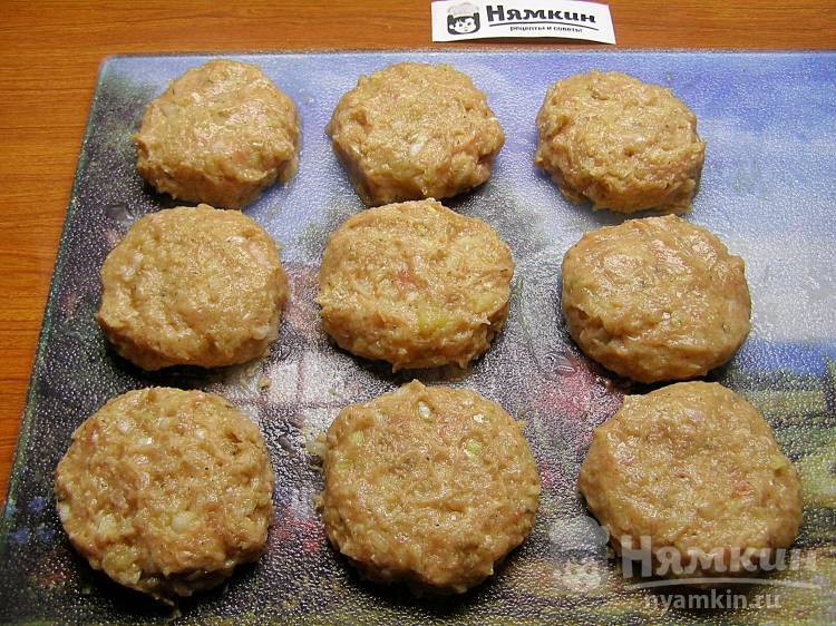 Биточки из куриного фарша и варёного картофеля на сковороде - фото шаг 4