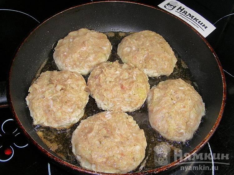 Биточки из куриного фарша и варёного картофеля на сковороде - фото шаг 5